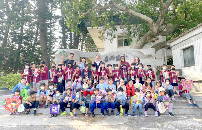 金湖國小204班與中正國小206班，兩校學生結交筆友，日前安排初次見面活動。（金湖國小提供）