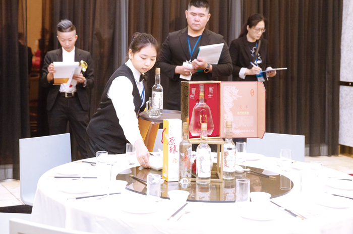 托盤競賽組選手全神貫注完成競賽內容。（金門酒廠提供）