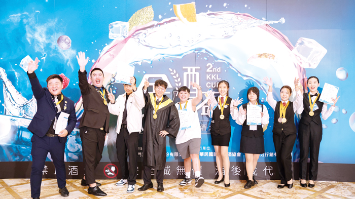 第二屆金酒盃全國調酒大賽於高雄林皇宮展開，8組賽事冠軍選手合影。（金門酒廠提供）