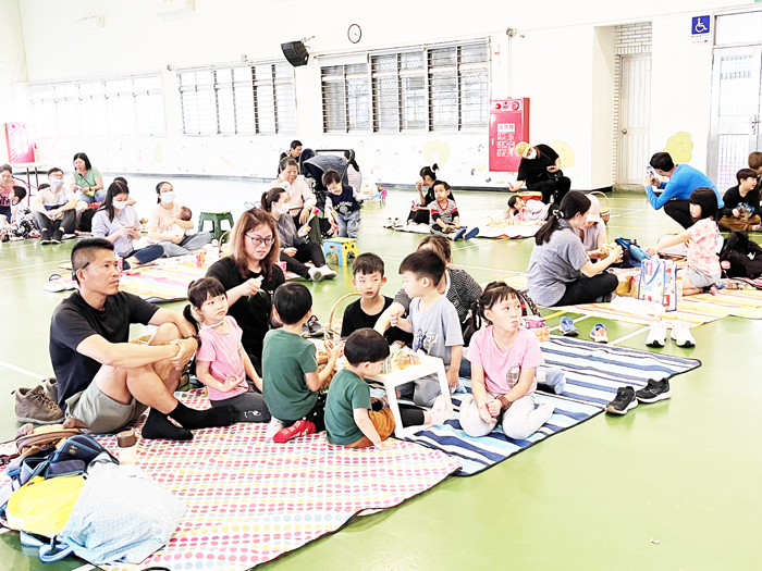 金門縣金寧商圈發展協會主辦的「盤山村聚落野餐活動」，吸引多組親子家庭體驗野餐樂趣。（高凡淳攝）
