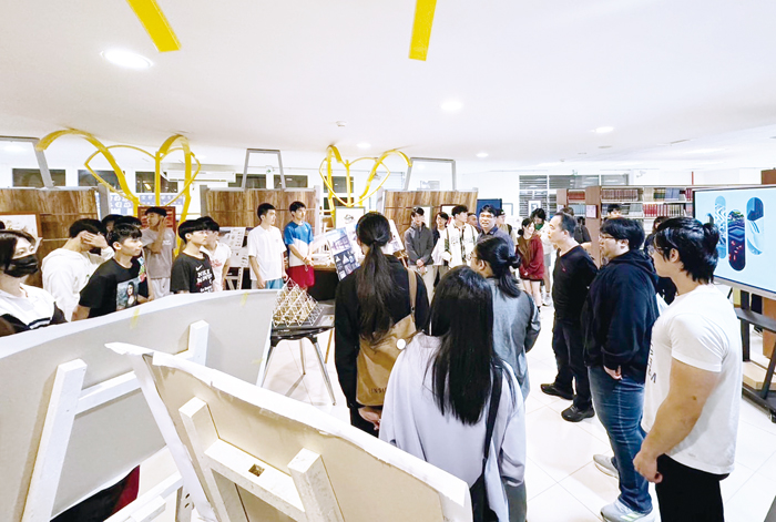 國立金門大學建築學系建築美學模型特展於國立金門農工職校圖書館展出,提供高中職學生未來多面向興趣選擇。(農工提供)