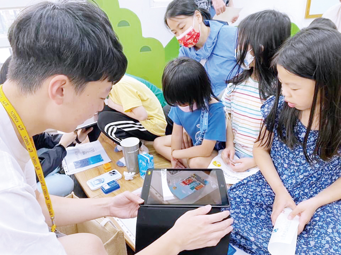 永續發展目標(SDGs)繪本故事活動,金中學子進入國小伴讀。(金門高中提供)