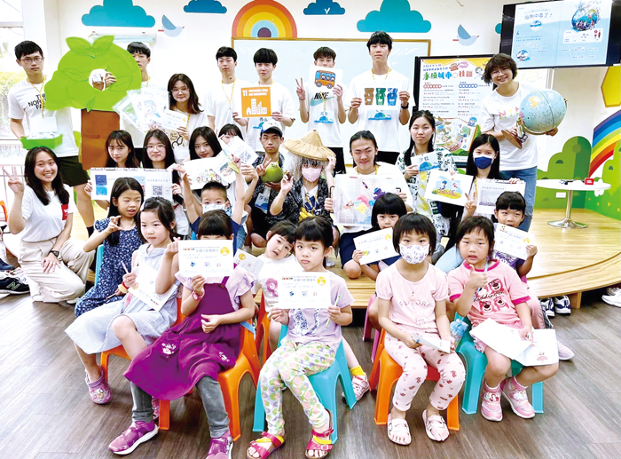 永續發展目標（SDGs）繪本故事活動，金中學子進入國小伴讀。（金門高中提供）