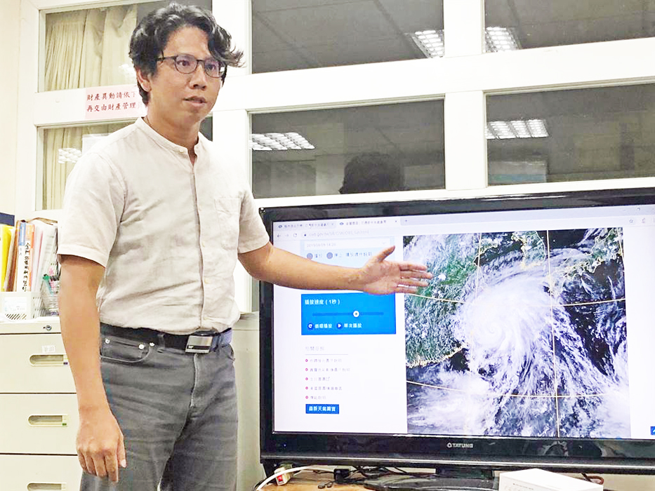 金門氣象站主任曹嘉宏首開直播預報,提供鄉親準確可靠的天氣資訊,普獲肯定和好評。(李金生攝)