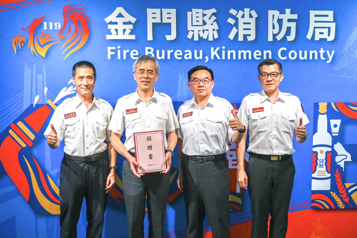 惟願中心捐贈金門縣消防局市價逾530萬元高階救護器材，局長呂英華感謝該中心的善舉，將有助於提升鄉親的應急醫療服務水平。（消防局提供）