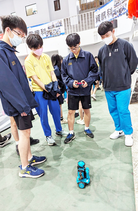 金沙國中帶領應屆畢業生，前往金門農工參加「升學博覽會」。
（金沙國中提供）