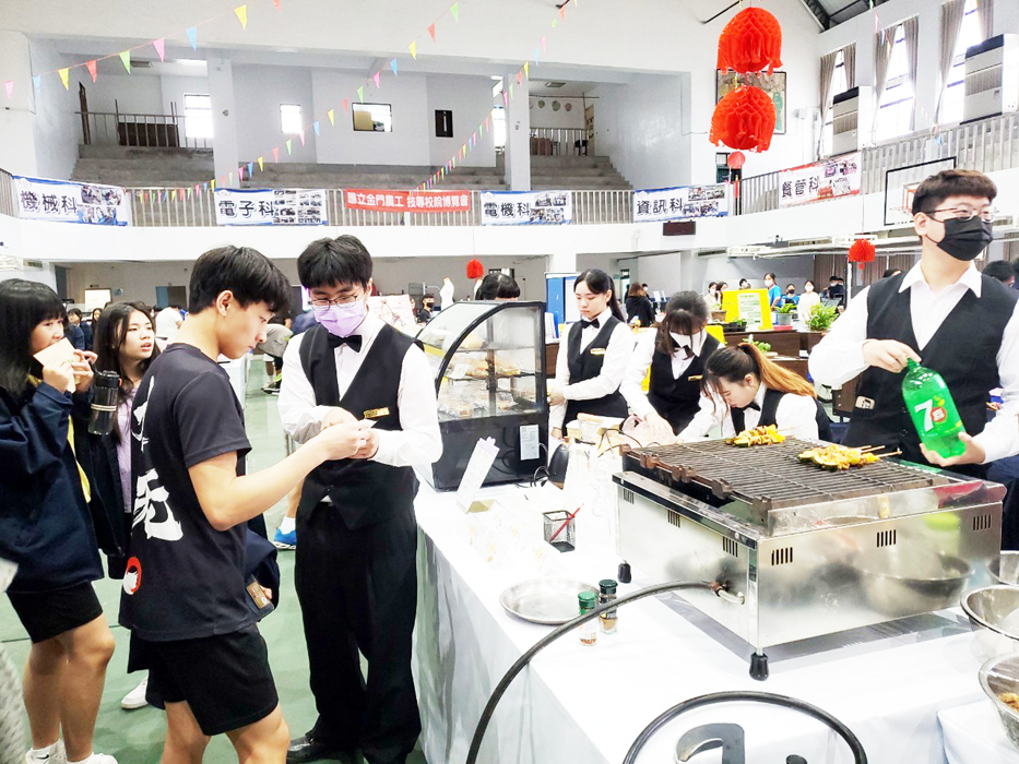 金沙國中帶領應屆畢業生，前往金門農工參加「升學博覽會」。
（金沙國中提供）