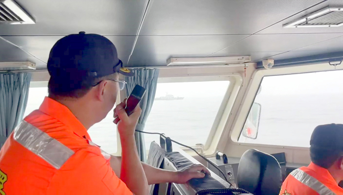 海巡署部署巡防艇全程對應驅離陸海警船,以維海上航行安全。
(擷自海巡署影片畫面)