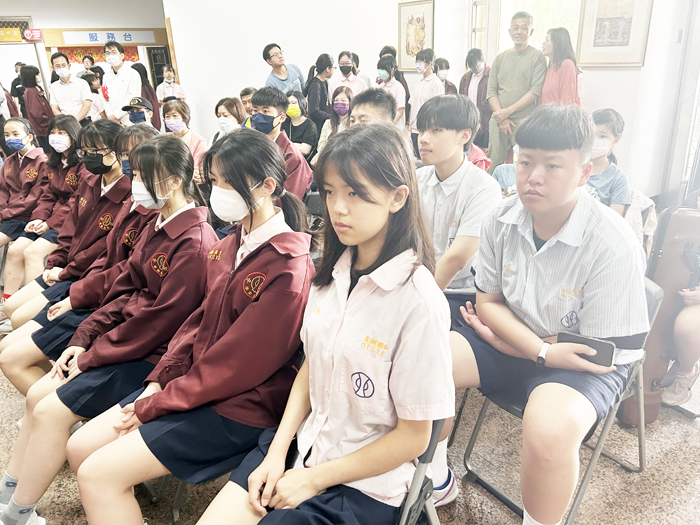 文化局舉辦「陶趣無限」陶藝聯展、「城人之美」—金城國中美術班畢業展聯合開幕活動,城中美術班首屆畢業生是展覽主角之一。(許加泰攝)