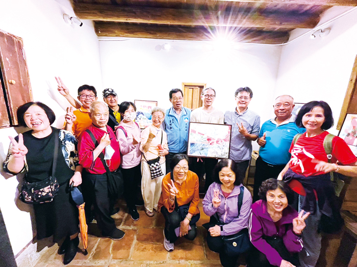 《兩個世界:張明曜首度駐村個展》,25日起在吳心泉古厝展出,文化局長呂坤和與張明曜以及藝術同好合影。(文化局提供)