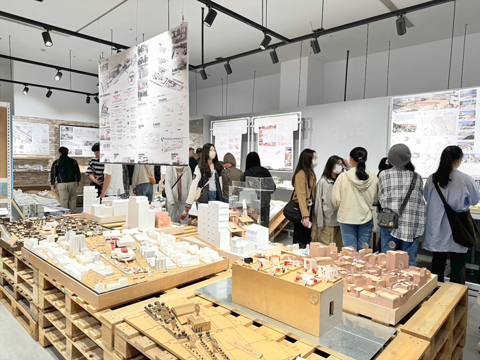 金門大學建築學系畢業設計成果展近日在金門風獅爺商店街西棟一樓舉辦「113級畢業設計成果展覽」開幕儀式。(民眾提供)