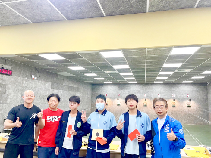 烈嶼國中師生前往金門高中進行教育交流。圖為烈中榮譽會長李良財加碼競賽紅包獎勵射擊競賽績優同學。(烈中提供)
