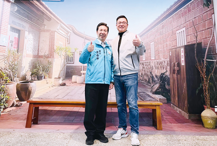 縣長陳福海與蔡懷芝理事長在里辦公室貼圖牆前合影,肯定瓊林社區發展協會推動的多項工作。(瓊林社區發展協會提供)