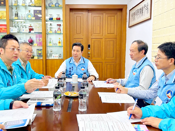 縣長陳福海與財政處等相關單位討論關於西南門里公所都更案的最新進度。(縣府提供)