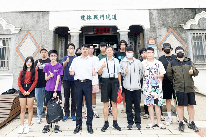 國立金門大學學生走讀金湖鎮瓊林聚落合影。
(金大提供)