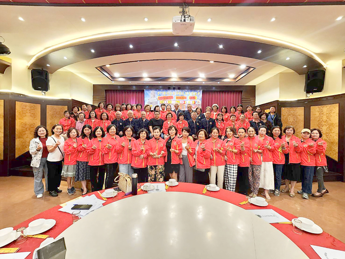 金門縣媽祖傳統民俗才藝協會第三屆會員大會，與會者合影。（許峻魁攝）