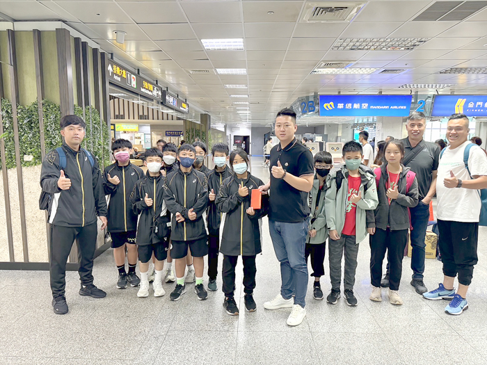 金門縣代表隊啟程赴台參加113年全國少年跆拳道錦標賽,縣議員許大鴻致贈加菜金給選手。(民眾提供)