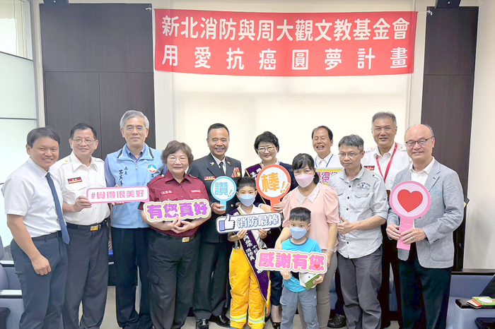 楊宥暄與家人、來賓合影留念。
(消防局提供)