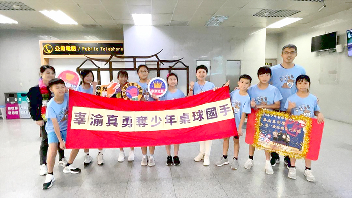 中正國小五年級學生辜渝真,獲選金門首位女子桌球少年國手。(中正國小提供)
