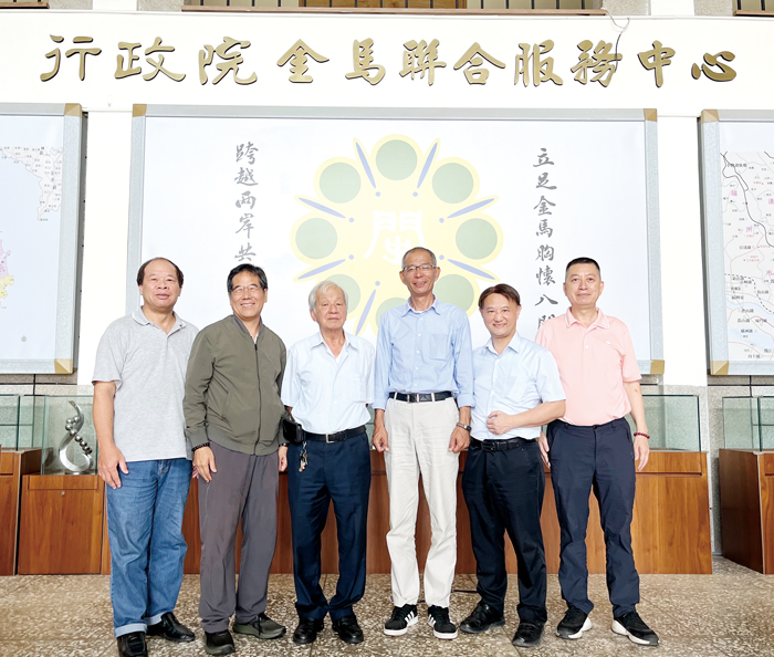 金門縣不動產開發商業同業公會抵金馬聯合服務中心,向新任執行長吳增允(右三)陳情,希望協助向勞動部爭取修法,以實際解決缺工問題。(莊煥寧攝)