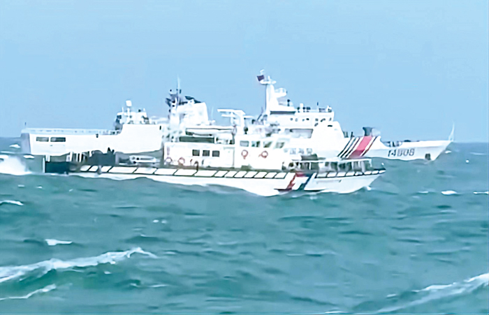 陸海警船侵擾金門水域,海巡署海巡艇平行監控及廣播驅離。
(海巡提供)