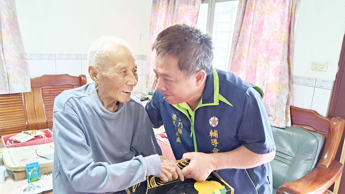 金門榮服處長游文勇探訪慰問資深老兵,提前祝賀端節安康。(榮服處提供)