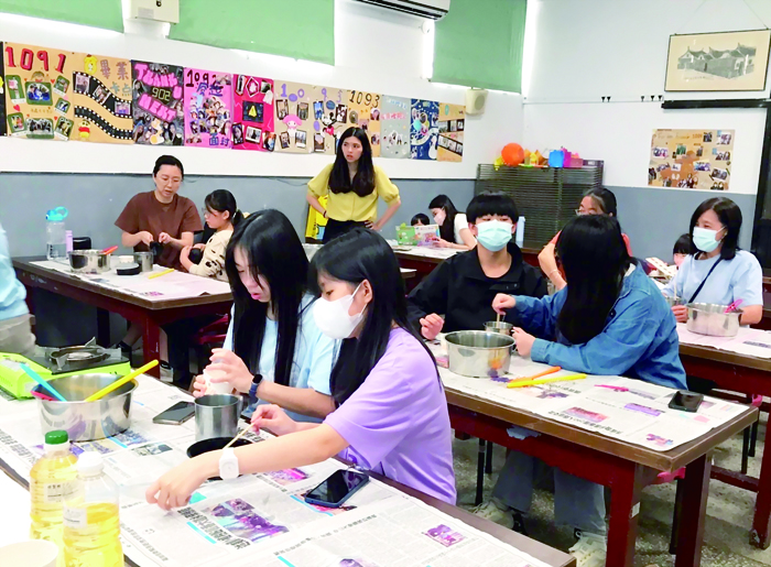 「溫馨共製，親子同心」金沙國中辦理「皂化神奇」親子手工皂講座，邀請翁秀娥到場分享，帶領23位親子動手製作手工皂，促進親子良好溝通與互動，在DIY的過程中，感受到家庭的溫暖與默契。（金沙國中提供）