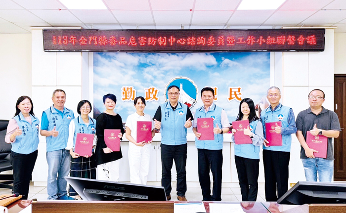 副縣長李文良頒發委員聘書。（楊水詠攝）