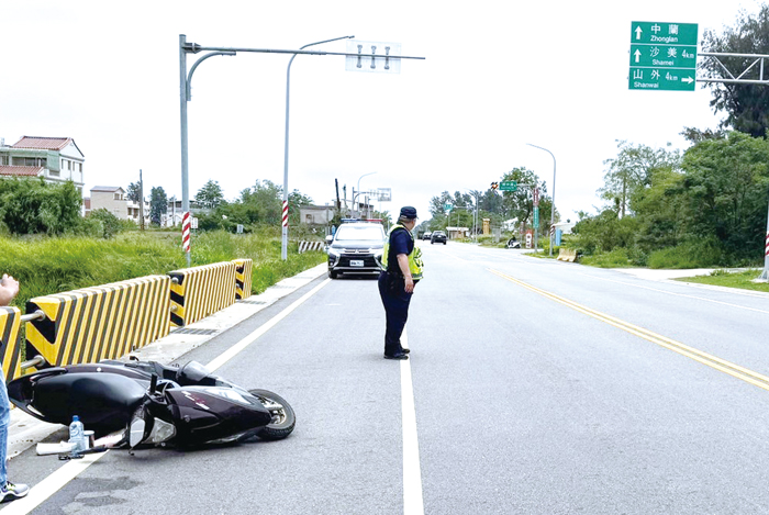 環島北路發生汽、機車自撞事故。(金湖分局提供)