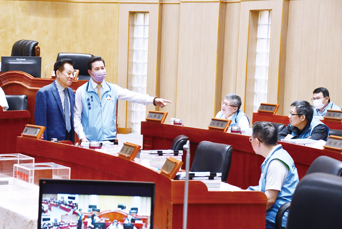 縣長陳福海與議長洪允典、副議長歐陽儀雄跟縣府局處主官管互動及致意情形。（楊水詠攝）