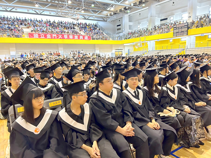 944位畢業生穿著學士袍、戴上學士、碩士方帽，共聚在體育館，接受各界祝福。（許加泰攝）