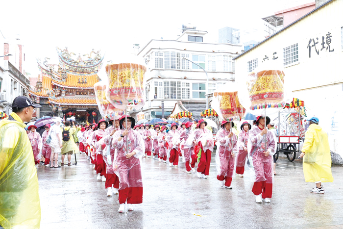 媽祖遶境巡安後浦小鎮,熱鬧滾滾。(許峻魁攝)