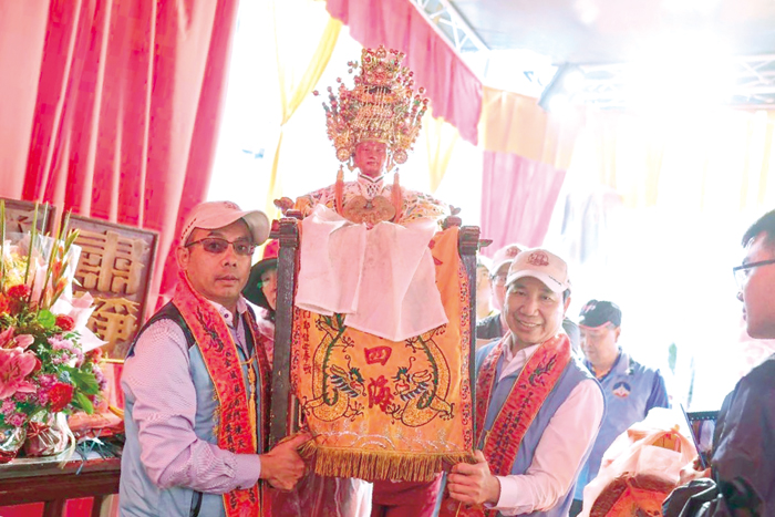 縣長陳福海(右)及南門天后宮主委許燕輝(左)共同將媽祖神尊請入鑾轎。(許峻魁攝)