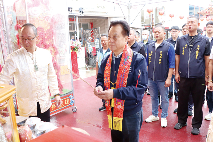 議長洪允典昨前往南門天后宮上香。(議會提供)