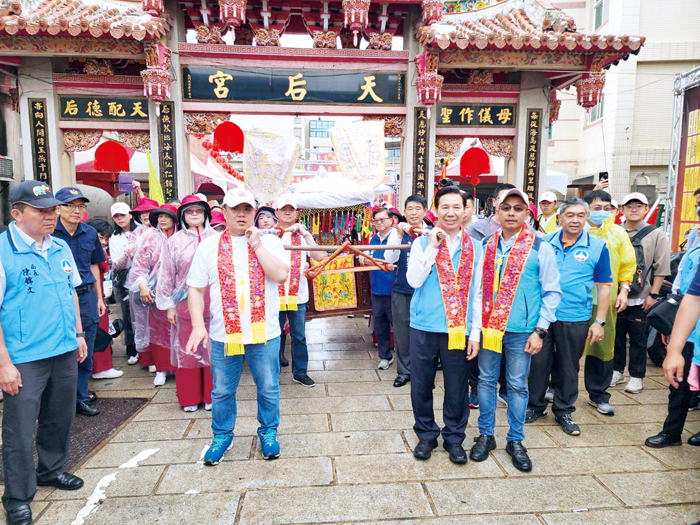 縣長陳福海、鎮長李誠智、代表會主席郭永隆等人為媽祖鑾轎抬轎。(許峻魁攝)