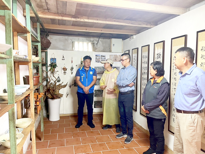 社區發展協會幹部為來賓介紹柑仔店特色。(高凡淳攝)