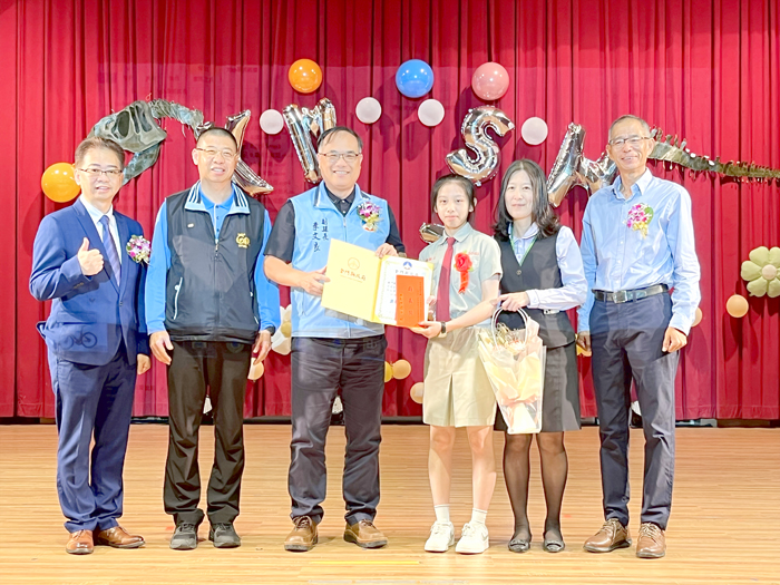金門高中「第七十屆畢業典禮」,副縣長李文良頒獎給績優學生,校長許自佑頒發畢業證書。(莊煥寧攝)