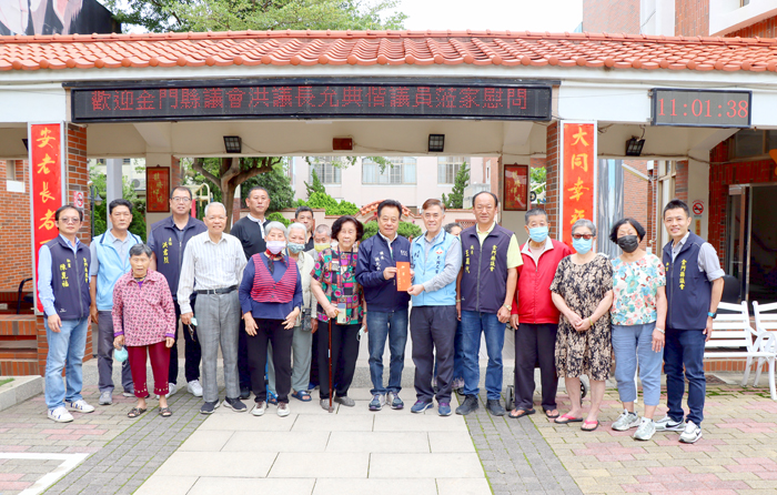 議長洪允典率議會團隊赴大同之家慰問，預祝端節愉快平安。（議會提供）
