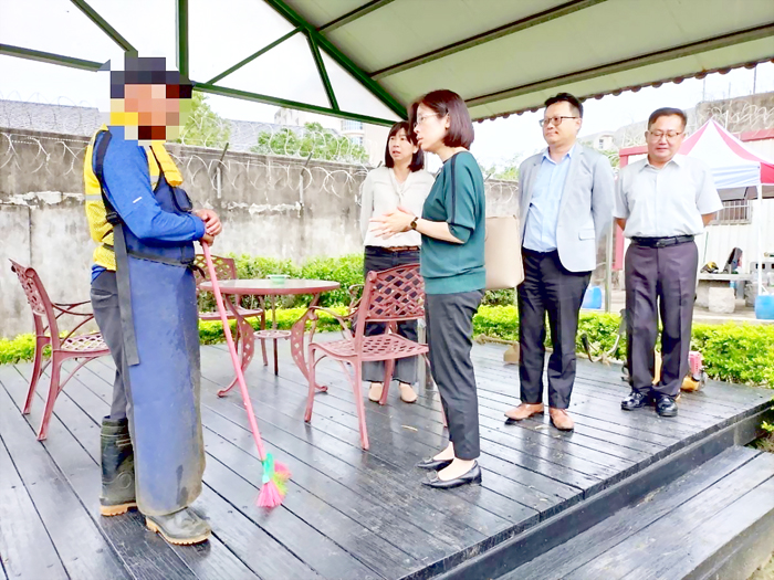 林秀敏副司長、歐惠婷視察一行前往探視因車禍而受重傷之許小妹妹，並探訪在金門監獄執行社會勞動者。（金門地檢署提供）