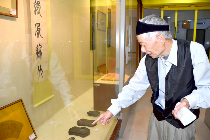 2024甲辰年陳添財（秋山）古文物收藏展，展出古字畫、古紙幣、木雕、硯台、鼻煙壺等琳瑯滿目收藏品，歡迎鄉親踴躍前往參觀品賞。（李增汪攝）