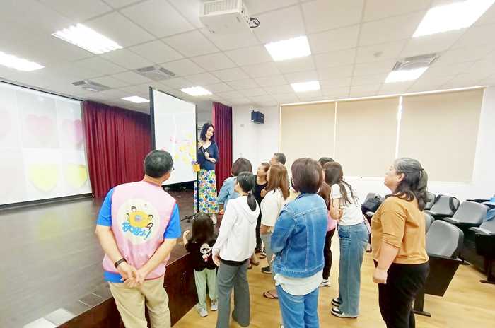 西口國小邀請前華航座艙長林夢珊擔任親職教育講座主講人，以「心錨物語」為主題，邀請家長與孩子共同學習。（西口國小提供）