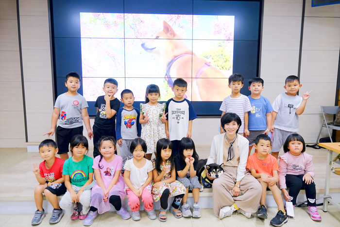 金寧中小學附設幼兒園舉辦生命教育課程，邀請「Travel of Rice小米遊記」講師邱偉娟和狗老師妮醬前進校園。（寧中小提供）
