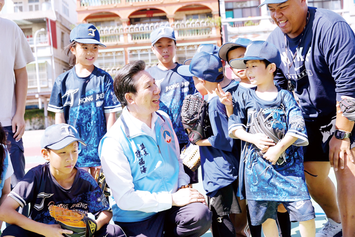 縣長陳福海前往中正國小為小選手加油鼓勵。（薛子軒攝）
