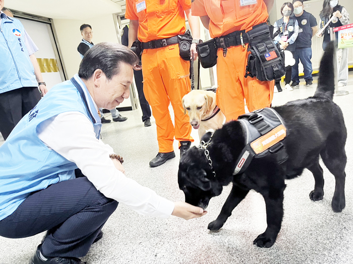 陳福海縣長與兩隻可愛緝毒犬互動,向牠們說聲「辛苦了!」並勉勵犬兒要扮演好金門守護神之角色。(高凡淳攝)