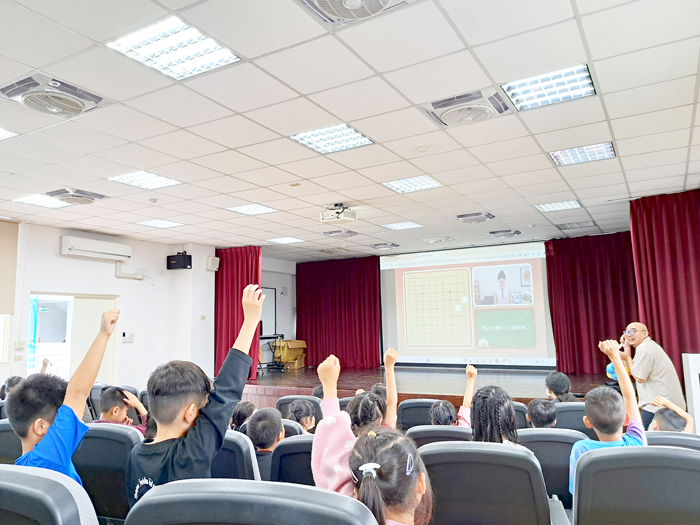 「圍棋種子計畫」公益推廣活動於金門三所國小舉辦,讓孩子感受到圍棋的魅力。(金門體育會圍棋運動委員會提供)