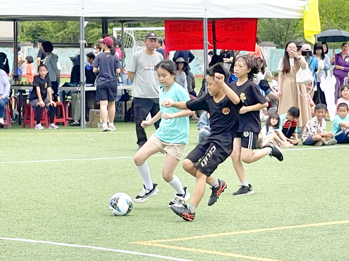 2024金門縣中小學五人制暨社區足球賽6月8日起登場,共計47隊500人次參賽,賽事相當緊湊精彩,選手無不卯足全力奮戰,而教育處處長孫麗琪也到場觀戰並頒獎嘉勉績優團隊。(陳麗妤攝)