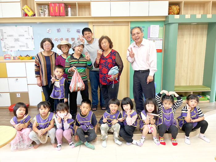 述美國小辦理「端午平安粽—愛心傳校園活動」,由愛心志工隊隊長黃皖婷帶領隊員以及多位阿嬤級志工們,展現數十年經驗的好手藝為學童包製平安粽。當志工們把端午平安粽送達學童手中,孩子們則報以笑容和滿滿的感謝,有來有往也讓愛心遍佈校園。(述美國小提供)