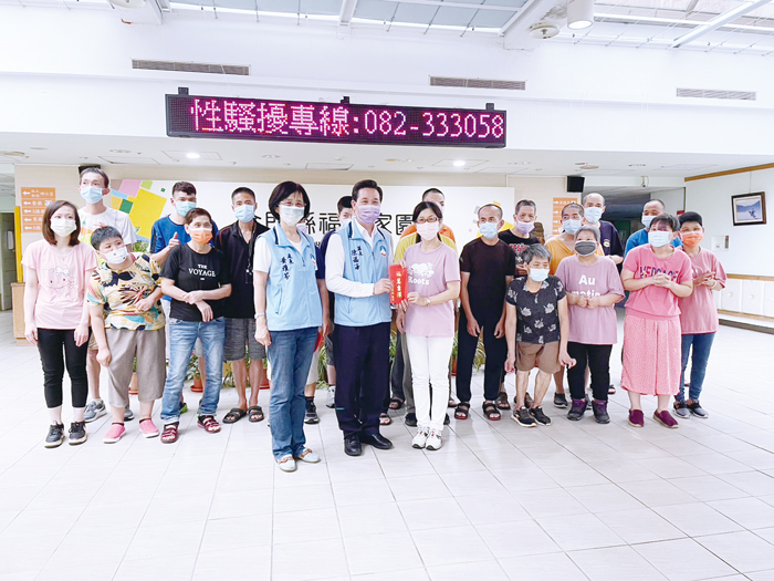 端午節前夕，縣長陳福海慰問福田家園。（社會處提供）