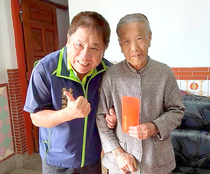 榮服處長游文勇關懷百歲榮民,轉贈慈善會祝壽金賀端節。(榮服處提供)