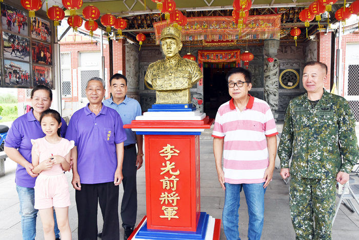 國軍形象劇「最好的選擇」導演梁修身，昨天利用端午節前往金門西浦頭李光前將軍廟向有金門「軍神」之稱的先烈李光前祭拜致敬，感謝老前輩庇佑，讓他順利在軍事戲劇上一路有所發揮。（李增汪攝）